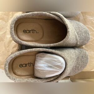 NIB Earth Clogs, light brown wool, 10M